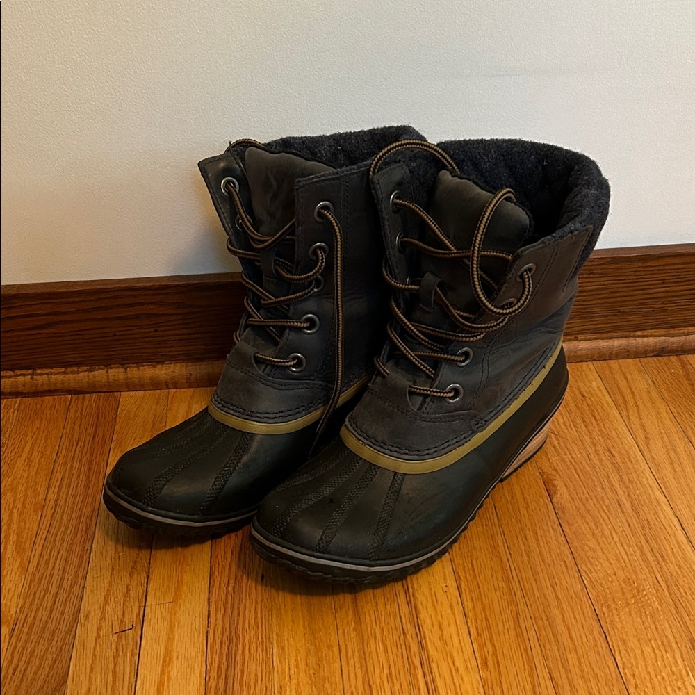 Sorel Black and Navy Winter Boots - Duck style boot